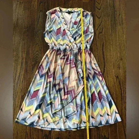 bcbgmaxazria Women’s M Geometric Sleeveless Deep V-Neck Flowy Dress - EUC!! - Picture 9 of 12